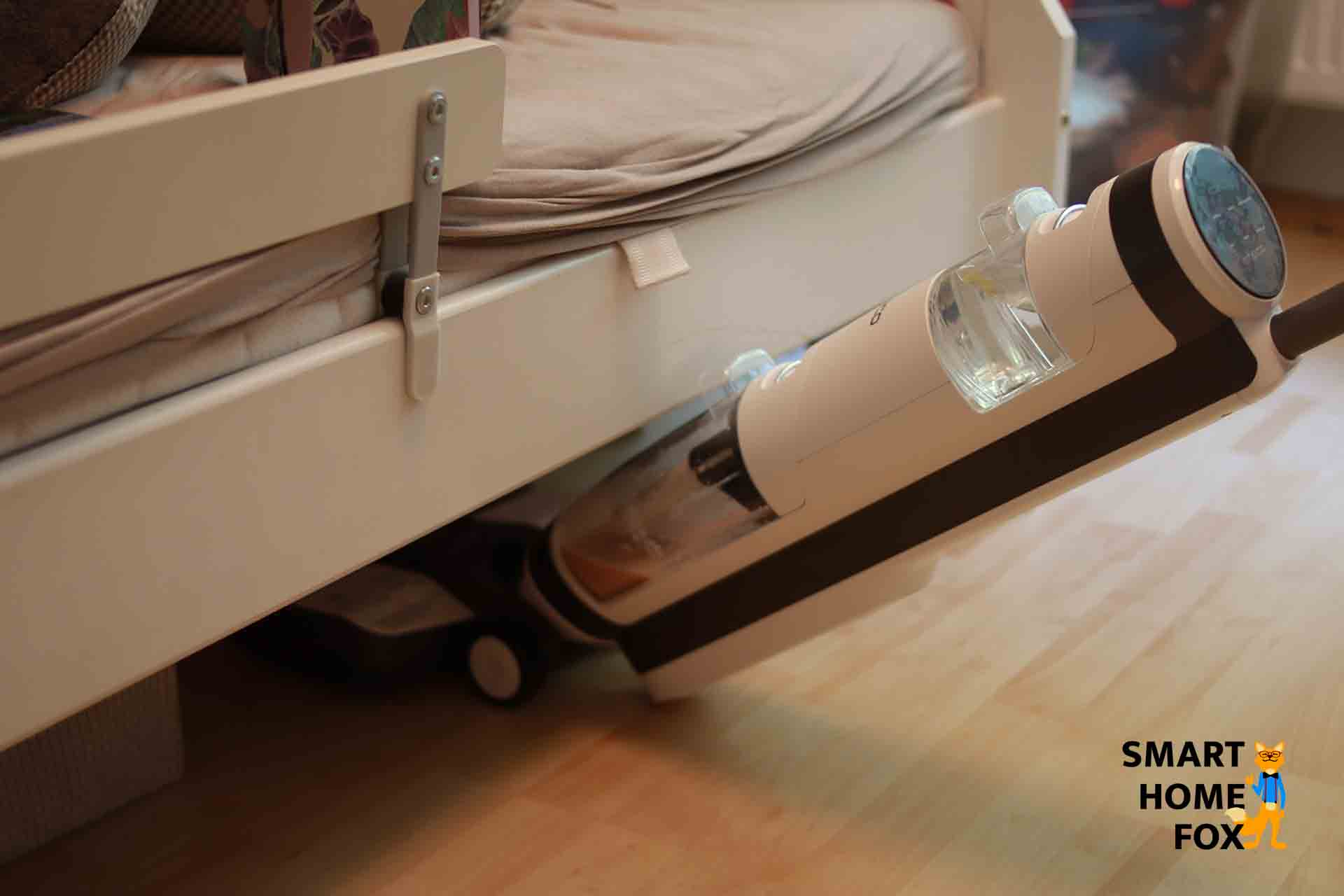 Reinigung unter den Möbeln